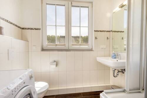 DG: helles Treppenhaus und Duschbad ohne Schrägen - 