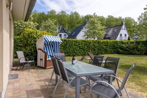 Hausansichten mit Terrassen und Wiese, Gerätehaus - 