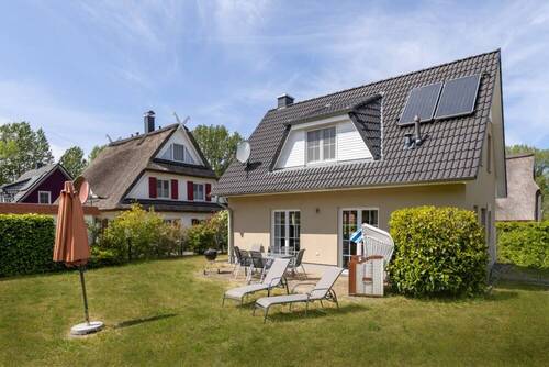 Hausansichten mit Terrassen und Wiese, Gerätehaus - 