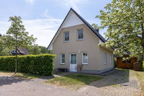 Hausansichten mit Terrassen und Wiese, Gerätehaus - 