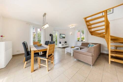 EG: Wohnen und gemütlicher Eingangsbereich, teilof - 5 Zimmer Einfamilienhaus in Glowe