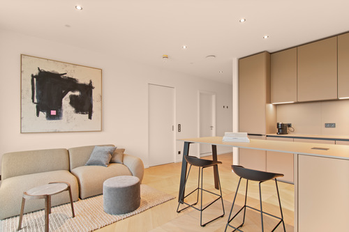 Wohnraum mit Küche - 2 Zimmer Etagenwohnung zur Miete in Frankfurt am Main