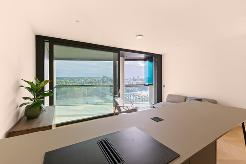 Blick von der Küche auf den Wohnraum und die Loggia - 