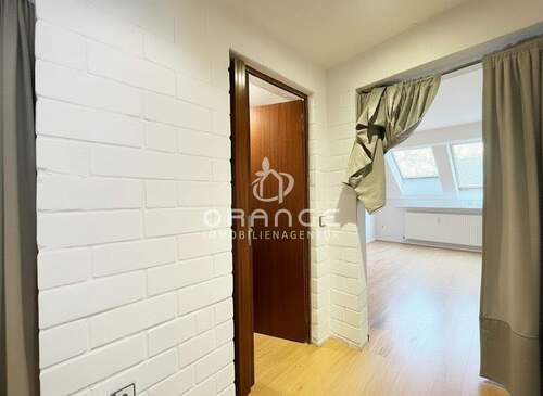 KI (Blick vom Bad nach Rechts ins Wohnzimmer) - 