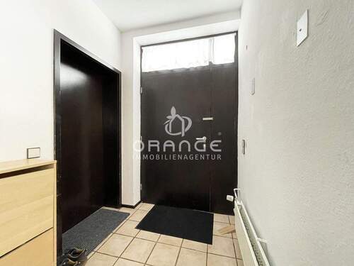 Die linke Türe führt in einen möglichen Kellerraum - 