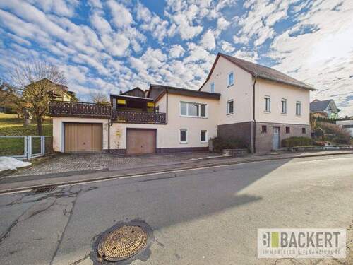 Ansicht Straßenseite - Wohnen, Arbeiten, Hobby. Hier ist vieles möglich. Geräumiges Wohnhaus sucht Liebhaber!