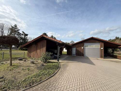 Büro und Fahrzeughalle - 