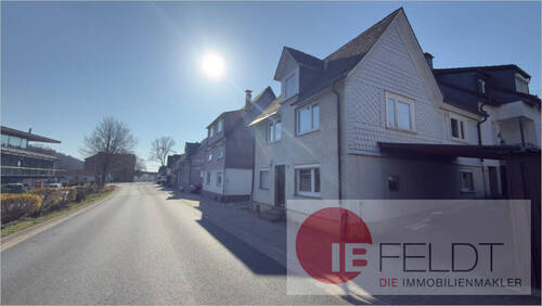 Ansicht auf die Straße und Umgebung von Norden - 