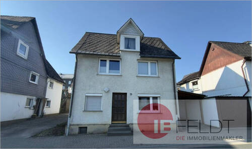 Frontalansicht von Haus und Garage - 2 Zimmer Etagenwohnung zum Kaufen in Hilchenbach