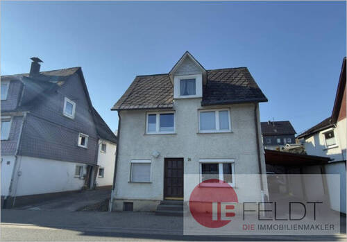 Frontalansicht von der Straße - 2 Zimmer Etagenwohnung in Hilchenbach