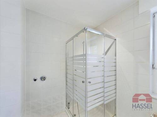 Mit einer Dusche - 