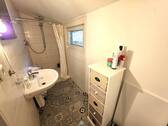 Badezimmer mit Dusche - 2 Zimmer Mehrfamilienhaus, Wohnhaus in Helsa