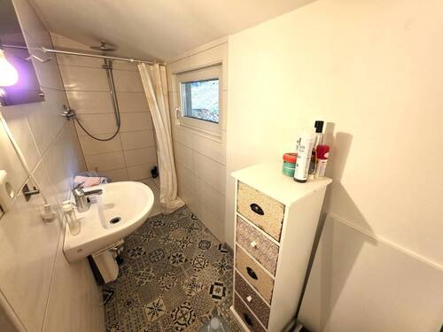 Badezimmer mit Dusche - 2 Zimmer Mehrfamilienhaus, Wohnhaus in Helsa