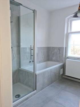 Bad mit Wanne und Dusche - 