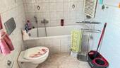 Bad im OG mit Dusche, Wanne, Waschtisch - 