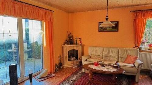 Ansicht Wohnz. im EG mit Terrasse zum Grdst. - 6 Zimmer Doppelhaushälfte in Neukirchen/Pleiße