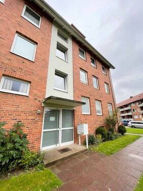 Vierstöckiges Wohngebäude - Charmante 2-Zimmer-Dachgeschosswohnung mit Balkon in Lüneburg