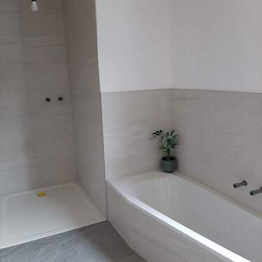 Badezimmer mit großer Dusche - 