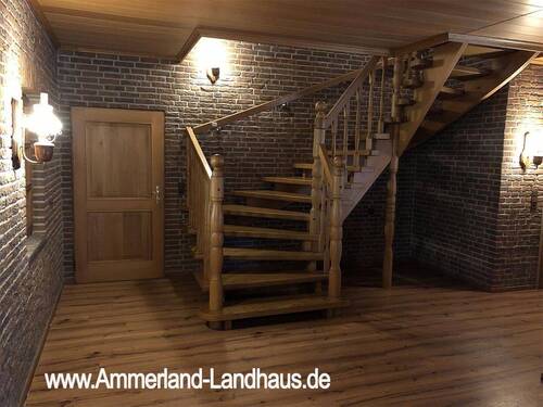 Flur EG Treppe ins OG - 