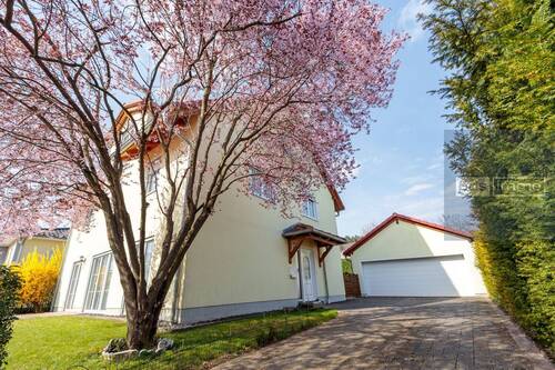 Hauseingang - Einfamilienhaus mit Charme in ruhiger Lage !