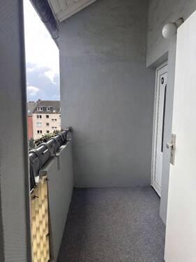 Laubengang Wohnungseingangstür.jpeg - Etagenwohnung mit 63,00 m&sup2; in Essen zur Miete