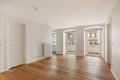 Wohnzimmer - Charmante 2-Zimmer-Wohnung mit großem Balkon in gepflegtem Altbau