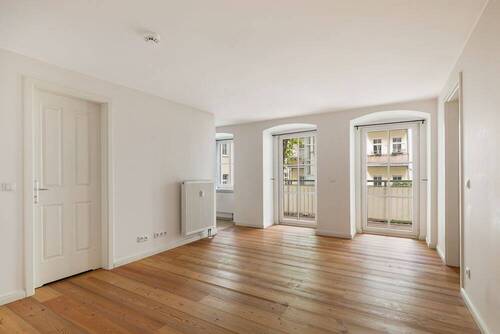 Wohnzimmer - Charmante 2-Zimmer-Wohnung mit großem Balkon in gepflegtem Altbau