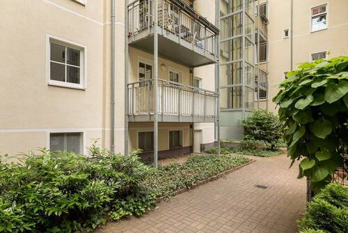 Hof mit Blick auf Balkon - 