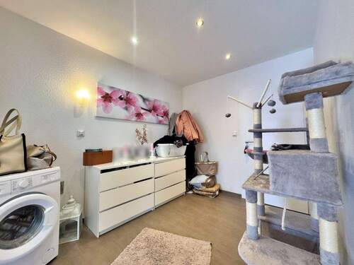 Flur rechte Hausseite EG-Wohnung - 