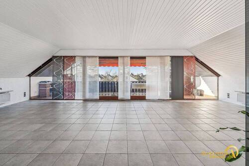 Wohnzimmer - Großzügige 6-Zimmer-Wohnung mit Garten, Balkon und Kamin in ruhiger Lage von Adelsdorf