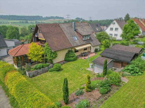 Süd-Ost-Ansicht - Zweifamilienhaus mit Platz für Generationen - Großzügiges Wohnen in VS-Marbach