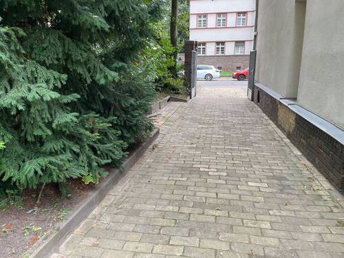 Einfahrt/Eingangsbereich Hof - 