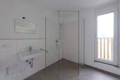Bad mit Dusche und Wanne - 