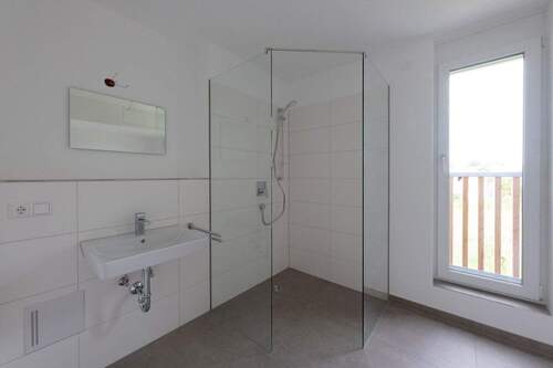 Bad mit Dusche und Wanne - 