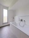 Bad mit Dusche und Wanne - 
