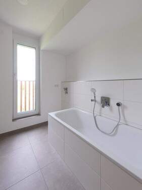 Bad mit Dusche und Wanne - 