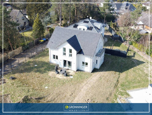 Aussenansicht - Lichtdurchflutetes 6-Zi.-Einfamilienhaus im neuwertigen Zustand Stilvolles, großzügiges Wohnen mit ca. 1.008 m² Sonnengarten