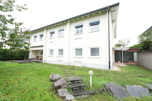 Gartenansicht - Geschäftsgebäude mit Garten und Terrasse