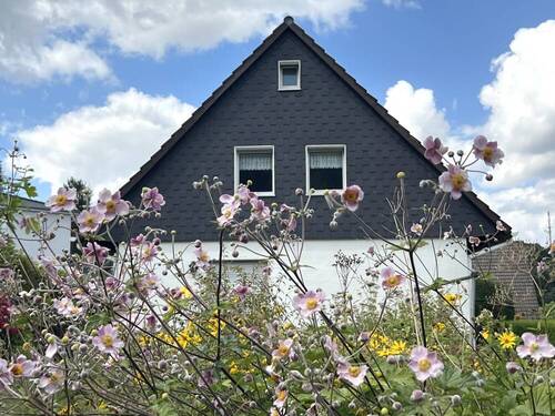 Gartenansicht - Idylle und Ruhe: Großes Gartenparadies u. Neubaupotential mit Bestandshaus zur Sanierung.