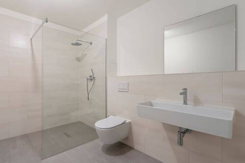 Badezimmer mit Dusche - 