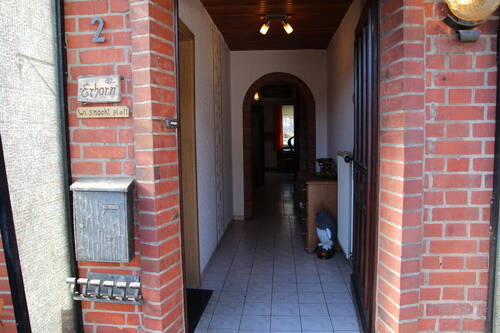 Heller Eingangsbereich mit Zugang zu den Wohn- und Schlafräumen - 