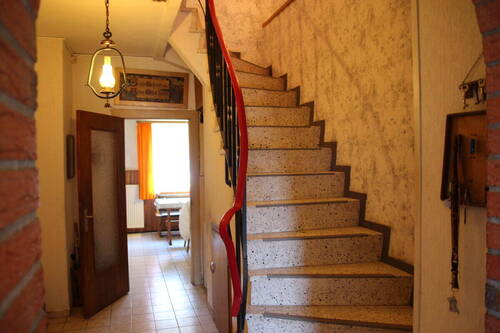 Zentraler Flur im EG mit Blick auf den Treppenaufgang - 