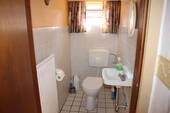 Separates Gäste-WC mit Tageslicht im EG - 