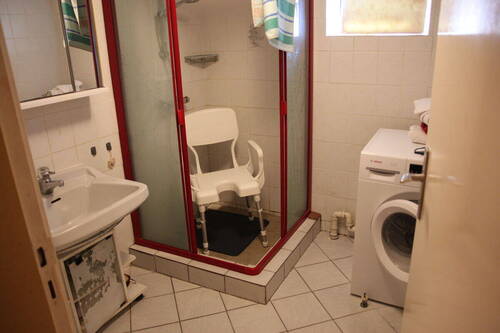 Duschbad im EG inklusive Waschmaschinenanschluss - 