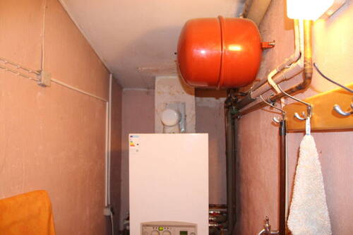 Technikraum mit der zentralen Heizungsanlage - 