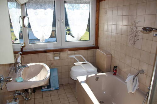 Tageslichtbad mit Badewanne im Dachgeschoss - 