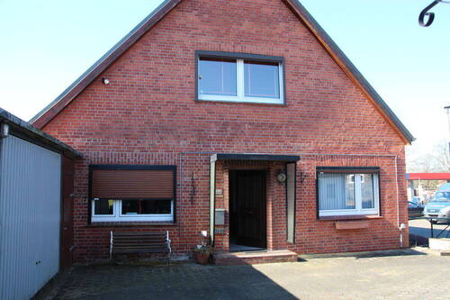 Einfahrt und Außenbereich: Viel Platz für Fahrzeuge und Fahrräder - 7 Zimmer Einfamilienhaus zum Kaufen in Welle