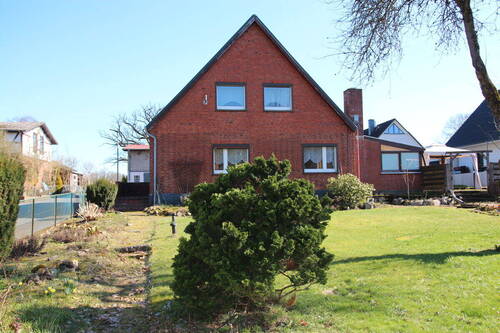 Großzügiger Garten: Viel Raum für Spielgeräte oder Gemüsebeete - 