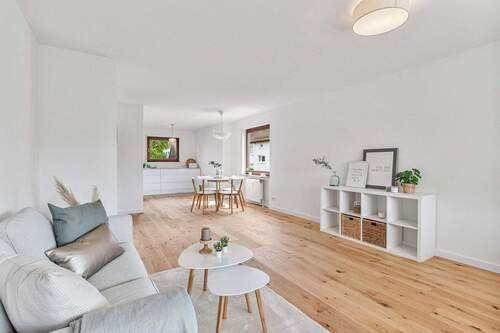 Wohnzimmer - Einziehen und wohlfühlen: neu renovierte 3-Zimmer mit Südbalkon