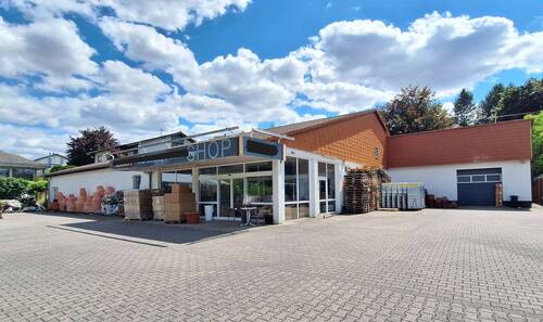 Blick auf die Halle - Großzügige Halle mit 42 Parkplätzen, vielfältige Nutzungsmöglichkeiten, verkehrsgünstig gelegen